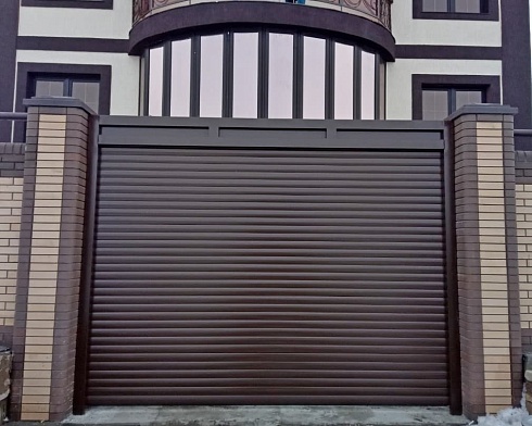Роллетные ворота Алютех серии Prestige со сплошным алюминиевым профилем роликовой прокатки AG/77 с доставкой в Анапе 